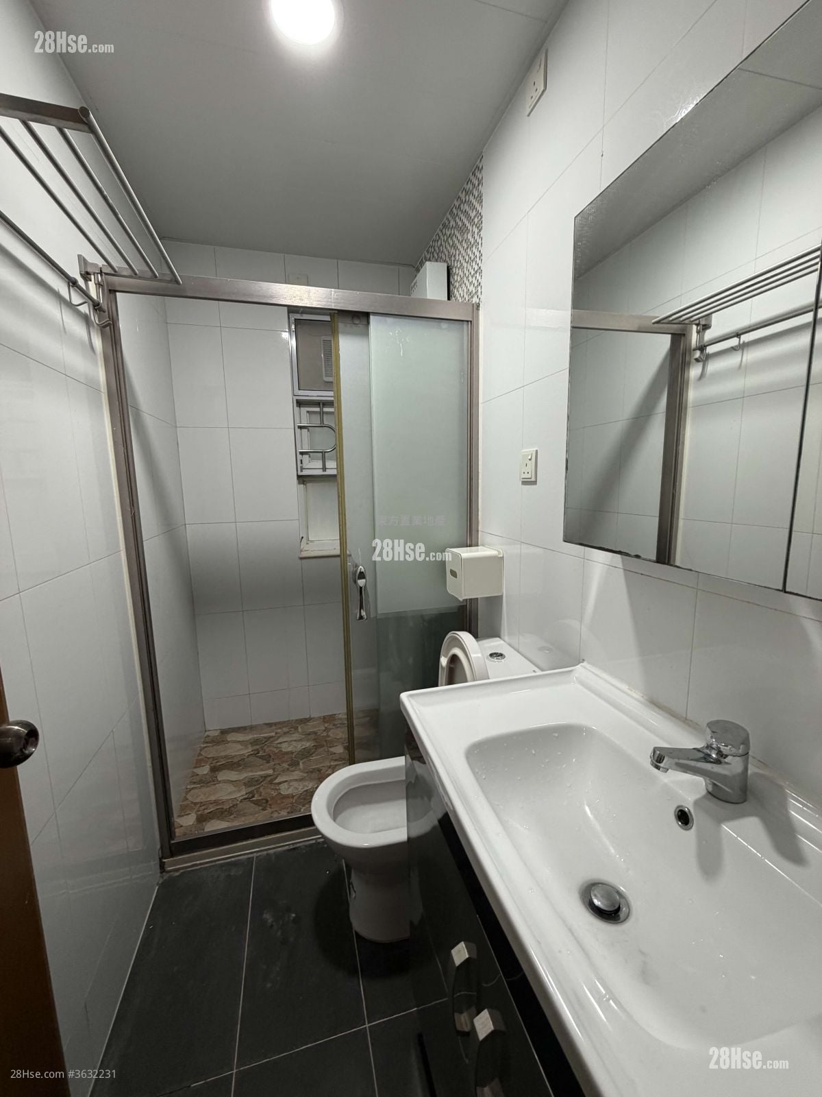 村屋 租盘 3 房 , 2 浴室 700 平方尺