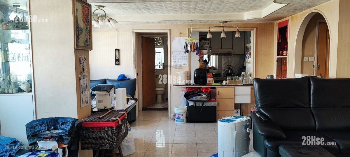 Man Fai Building Sell 3 Bedrooms , 2 Bathrooms 750 ft²