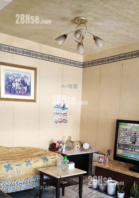 Man Fai Building Sell 3 Bedrooms , 2 Bathrooms 750 ft²