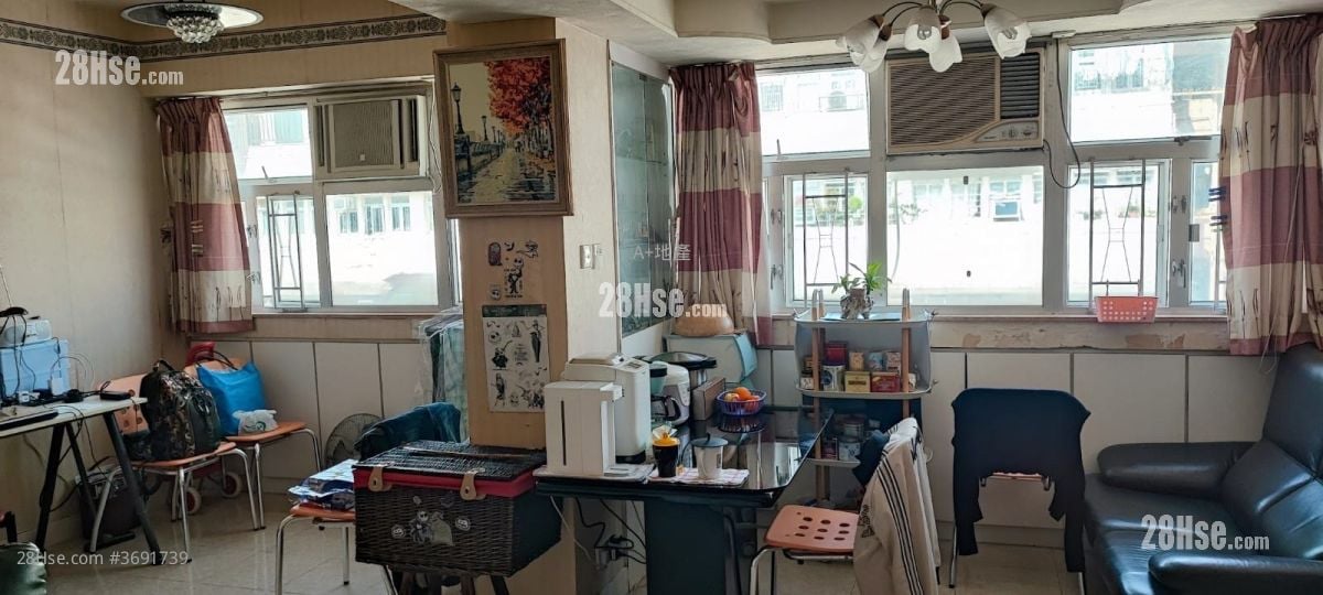 Man Fai Building Sell 3 Bedrooms , 2 Bathrooms 750 ft²