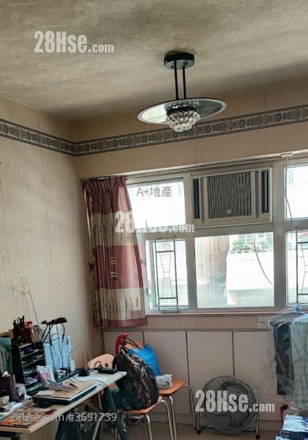 Man Fai Building Sell 3 Bedrooms , 2 Bathrooms 750 ft²