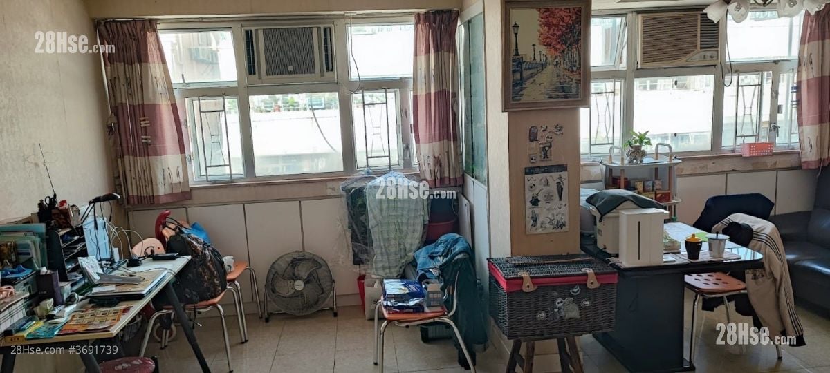 Man Fai Building Sell 3 Bedrooms , 2 Bathrooms 750 ft²