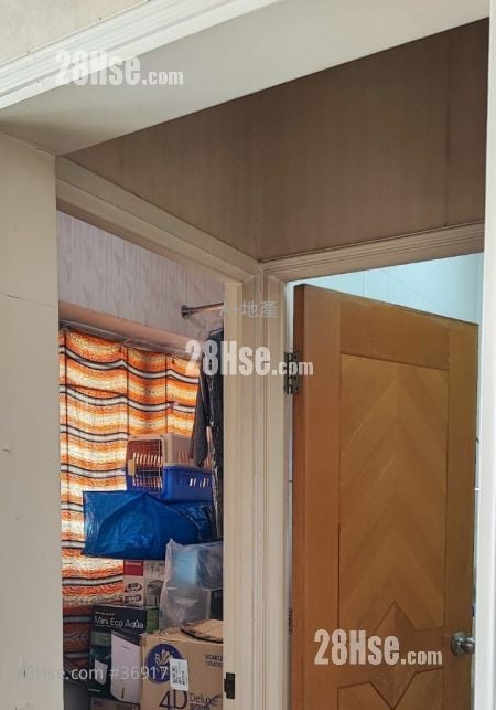 Man Fai Building Sell 3 Bedrooms , 2 Bathrooms 750 ft²