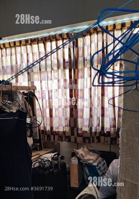 Man Fai Building Sell 3 Bedrooms , 2 Bathrooms 750 ft²