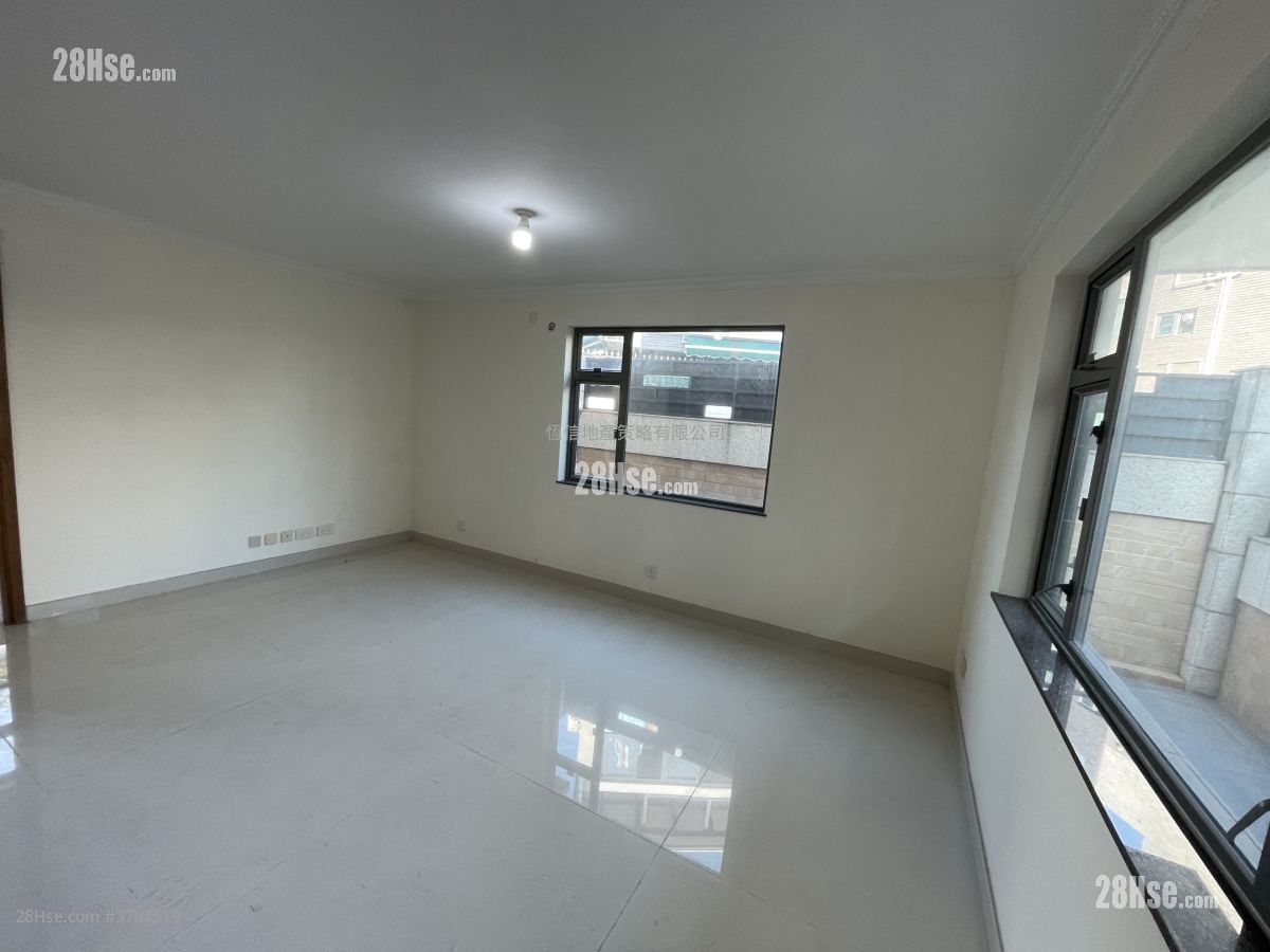 Village Sell 1,950 ft²