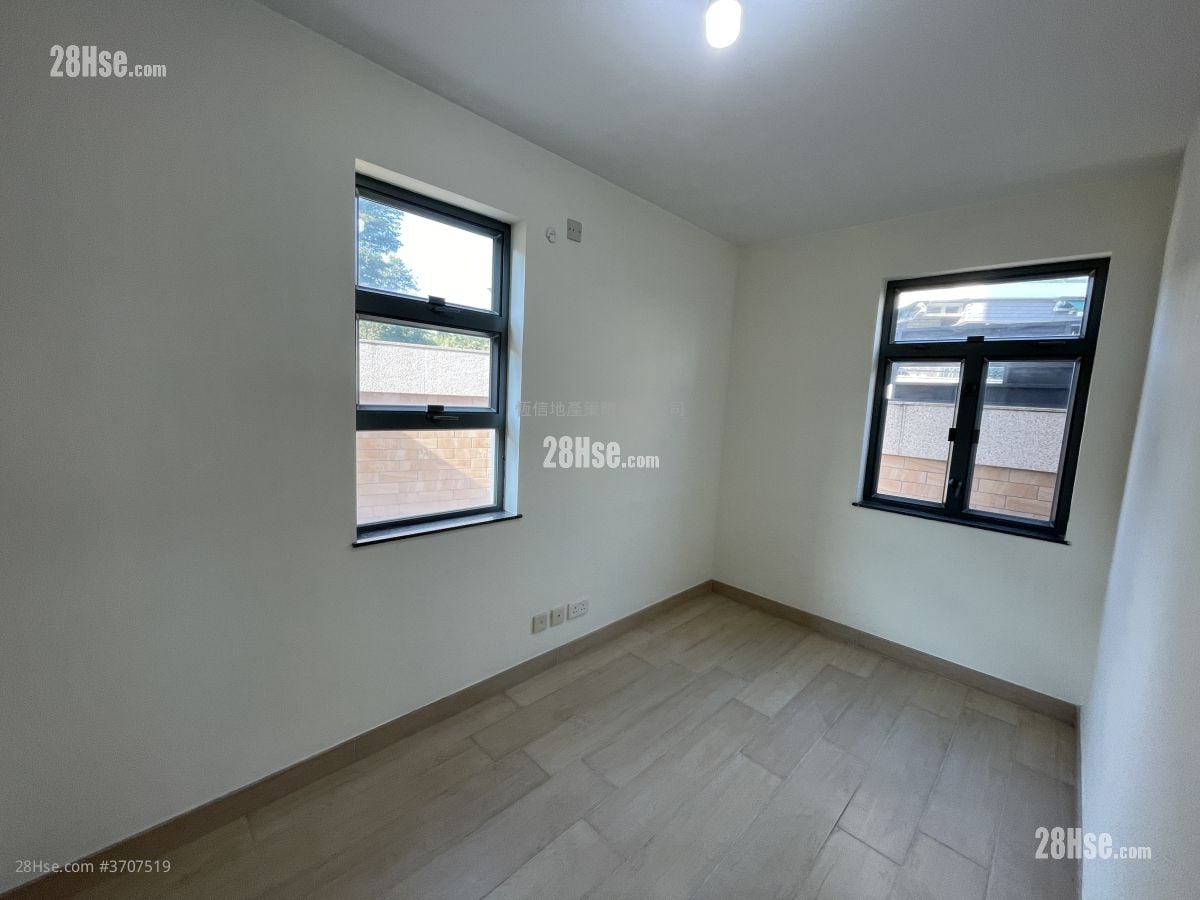 Village Sell 1,950 ft²