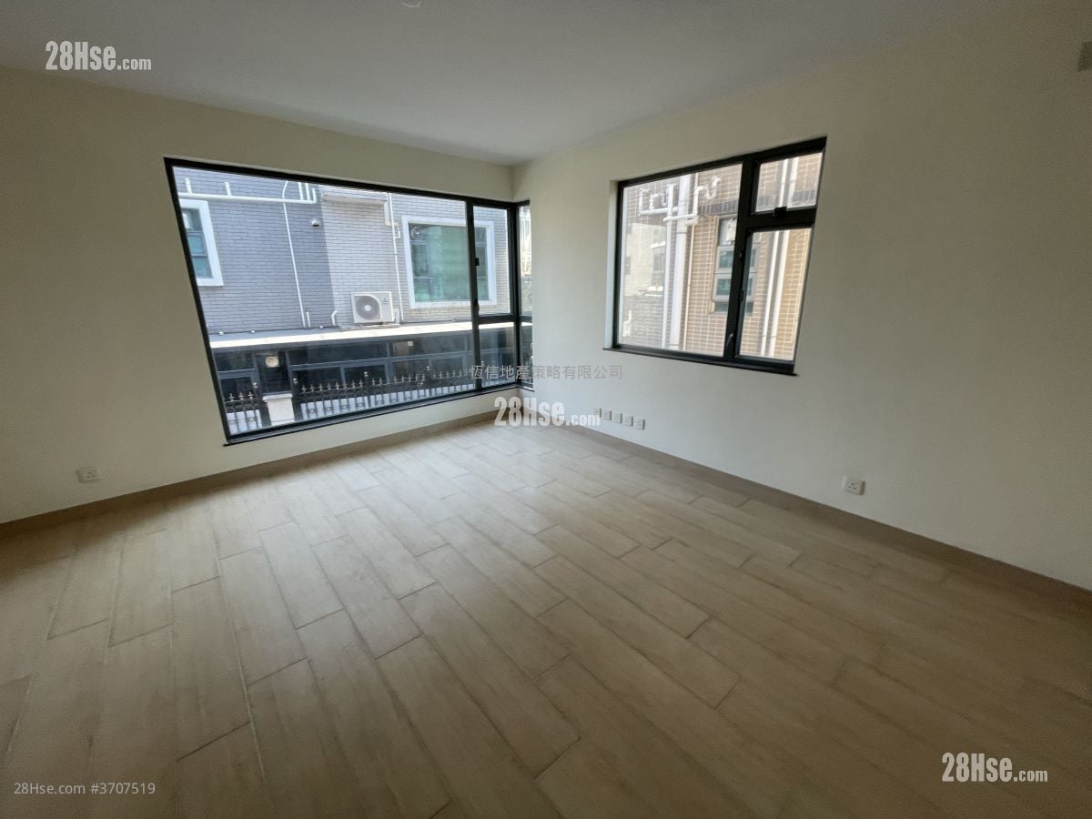 Village Sell 1,950 ft²