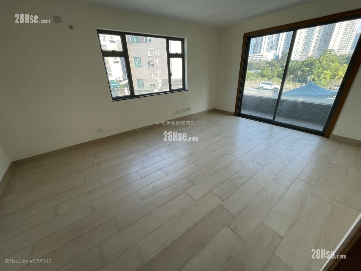 Village Sell 1,950 ft²