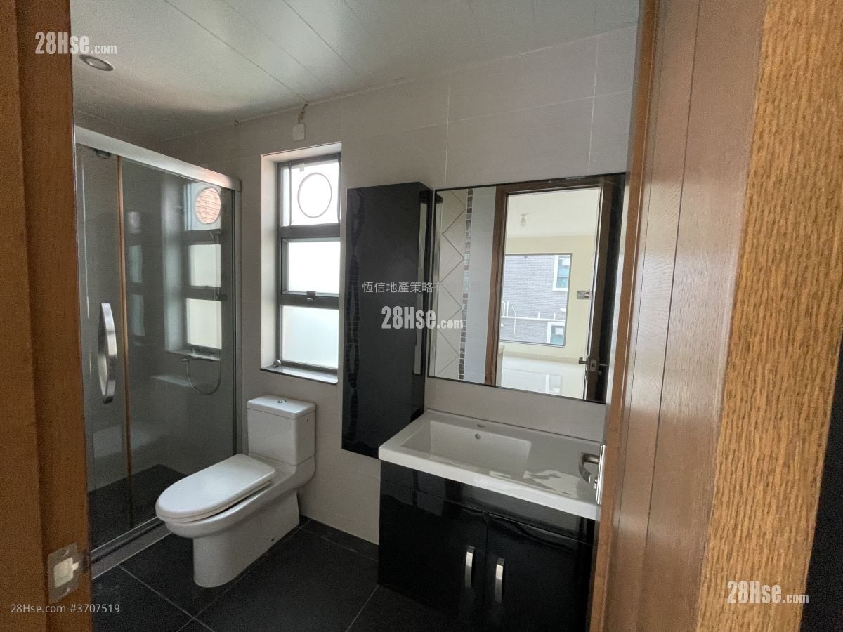 Village Sell 1,950 ft²