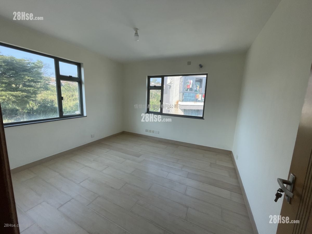 Village Sell 1,950 ft²