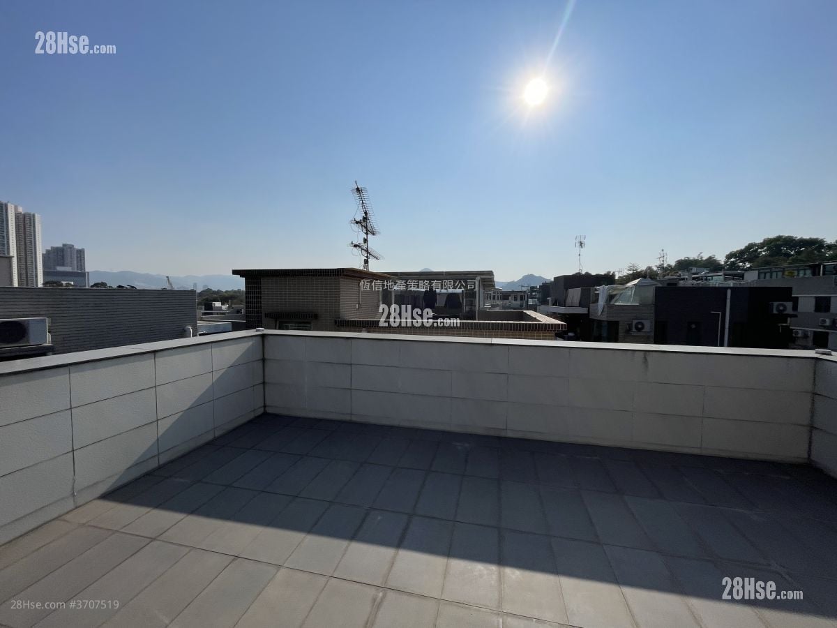 Village Sell 1,950 ft²