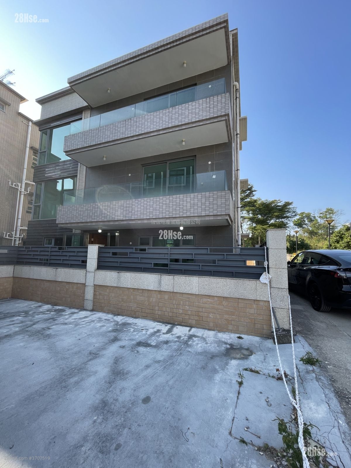 Village Sell 1,950 ft²