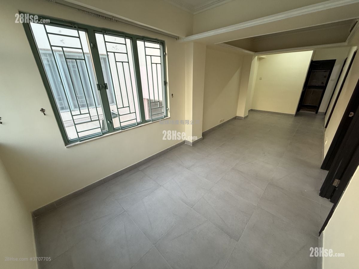 Celebrity Court Rental 3 Bedrooms , 1 Bathroom 600 ft²