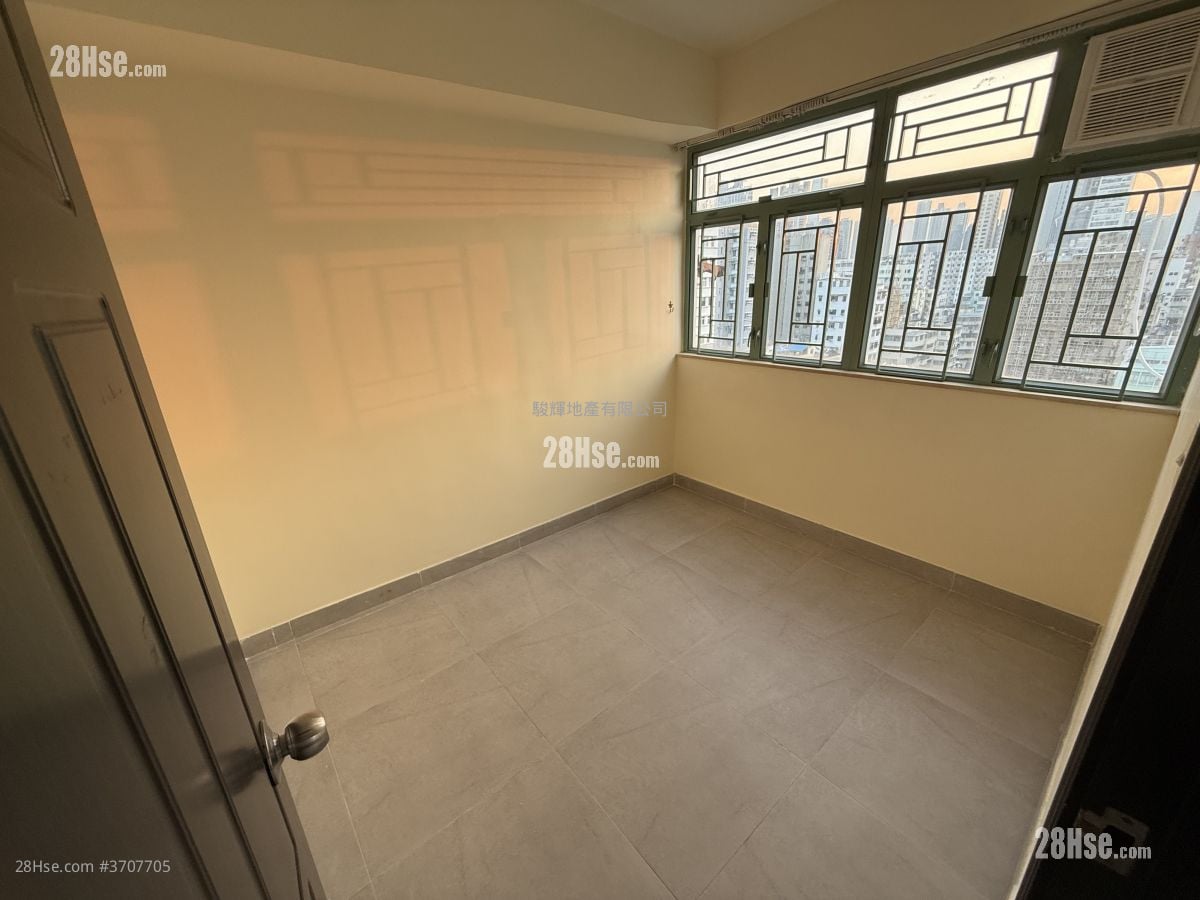 Celebrity Court Rental 3 Bedrooms , 1 Bathroom 600 ft²