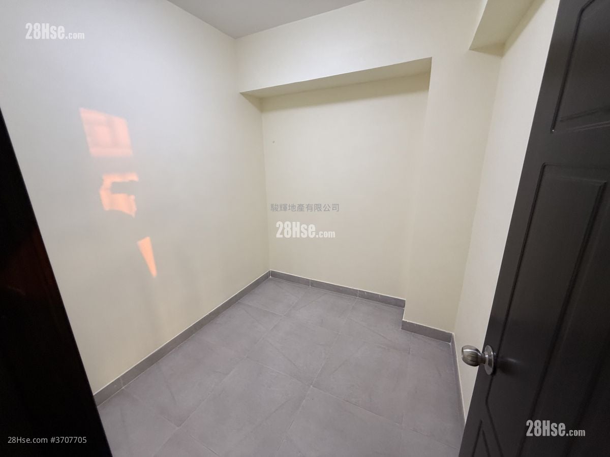 Celebrity Court Rental 3 Bedrooms , 1 Bathroom 600 ft²