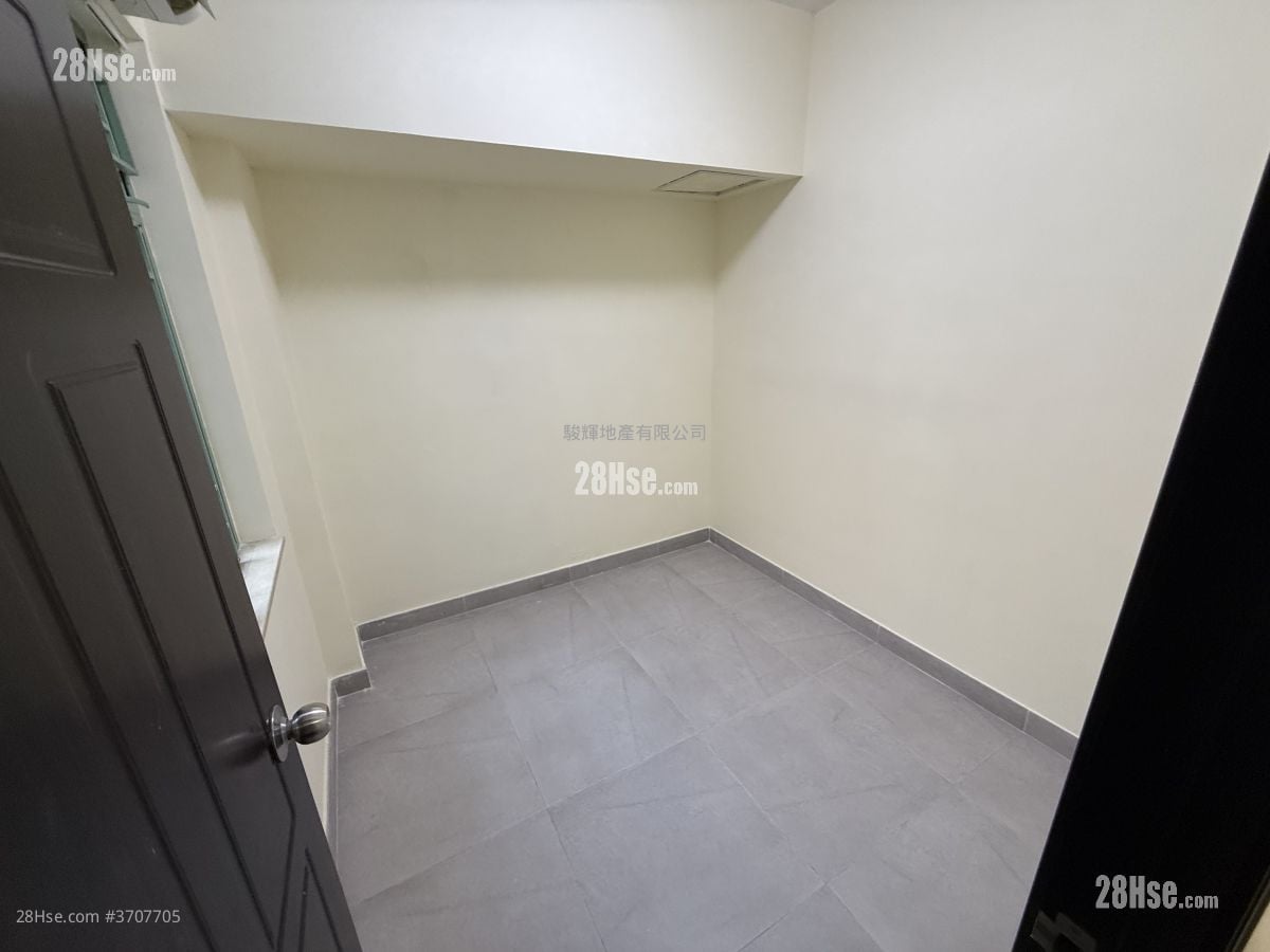 Celebrity Court Rental 3 Bedrooms , 1 Bathroom 600 ft²