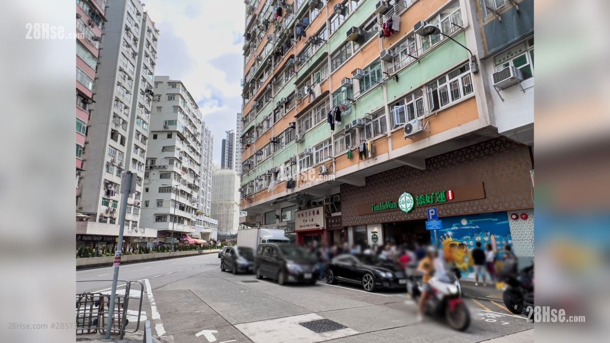 曉柏峰 商場: 大埔道設有各種食肆商舖