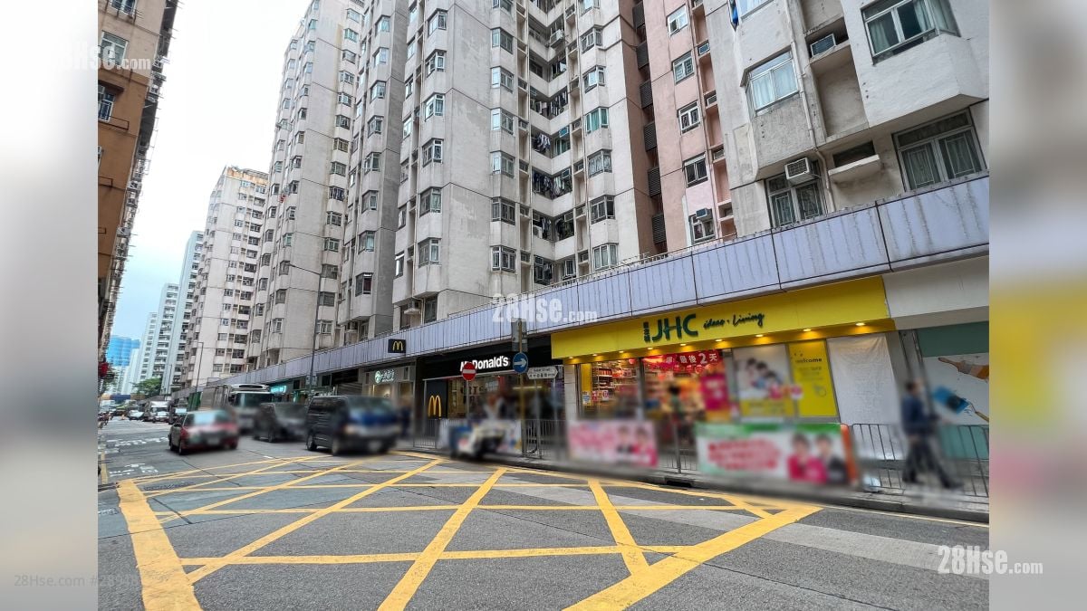 The Haddon Shopping Mall: 必嘉街設有食肆商舖, 人流也較多