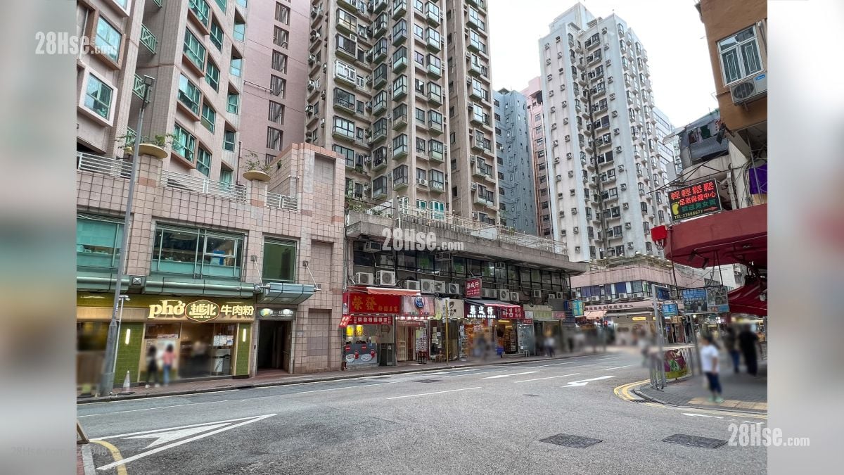 The Haddon Shopping Mall: 寶其利街與明安街一帶設有各式食肆商舖