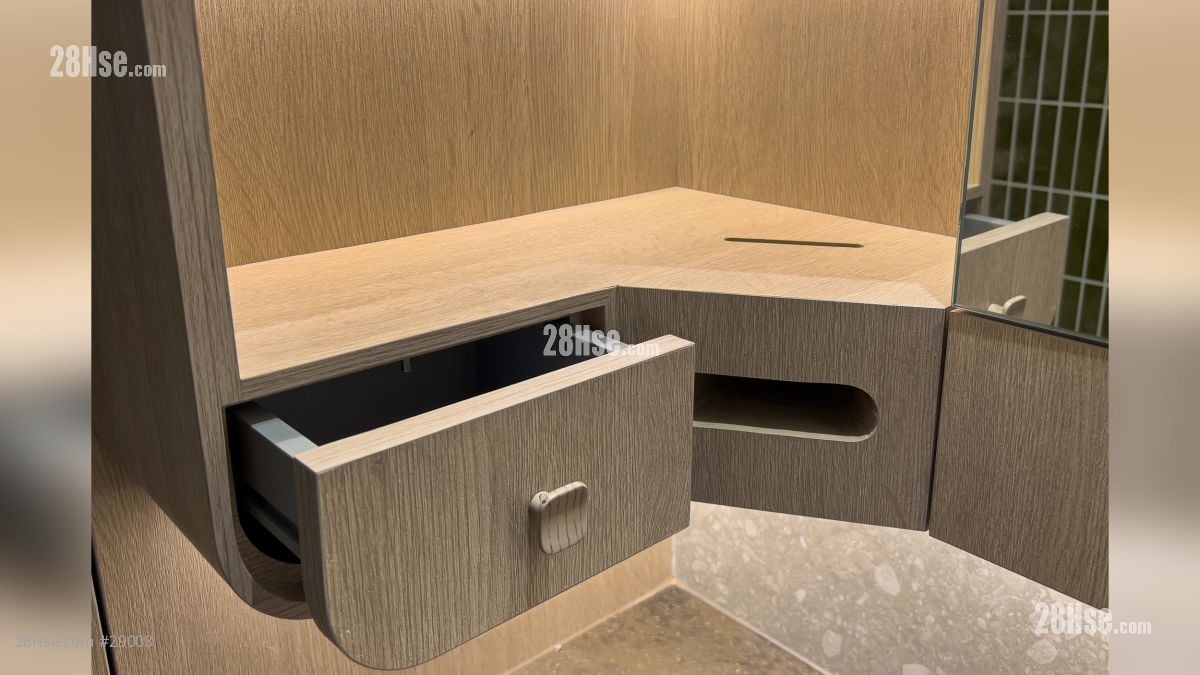 2 Shing King Street Building: 浴室鏡櫃配備 MIRROPHONE，將手機放入嵌入式位置，即可享受揚聲功能