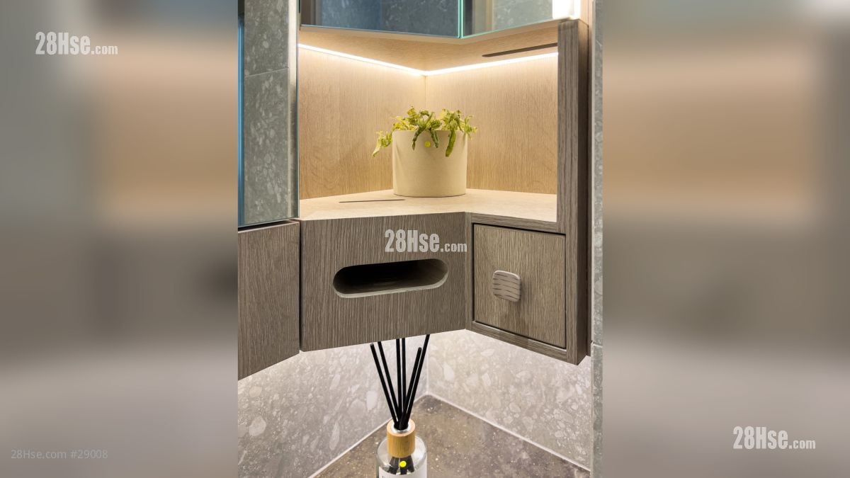 2 Shing King Street Building: 浴室鏡櫃配備 MIRROPHONE，將手機放入嵌入式位置，即可享受揚聲功能