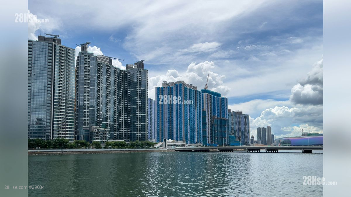 2 Shing King Street Environment: 項目 (綠色箭嘴部分) 附近有其他項目 (Miami Quay, 天璽海, 維港1號, 澐璟), 從對岸的啟德海濱公園觀看