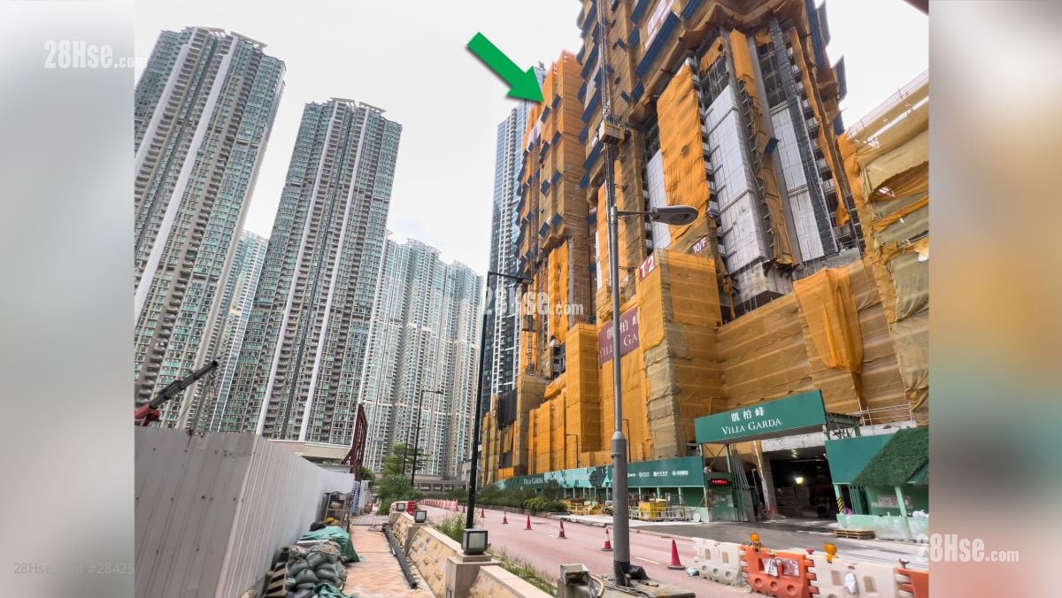 凱柏峰 III 周邊環境: 項目 (綠色箭嘴部分) 外的康城路