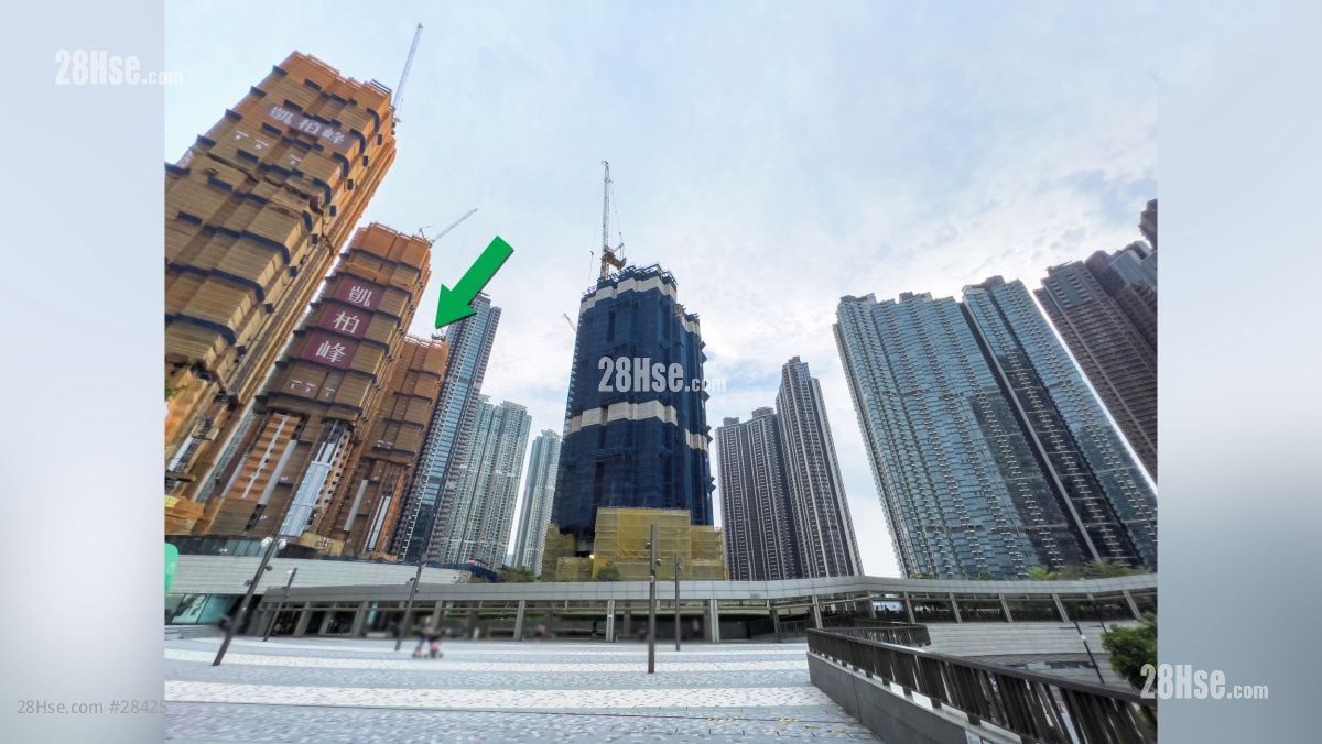 凱柏峰 III 周邊環境: 從日出康城 the Loahas 平台觀看, 項目 (綠色箭嘴部) 鄰近日出康城 1, 2期與 Montara