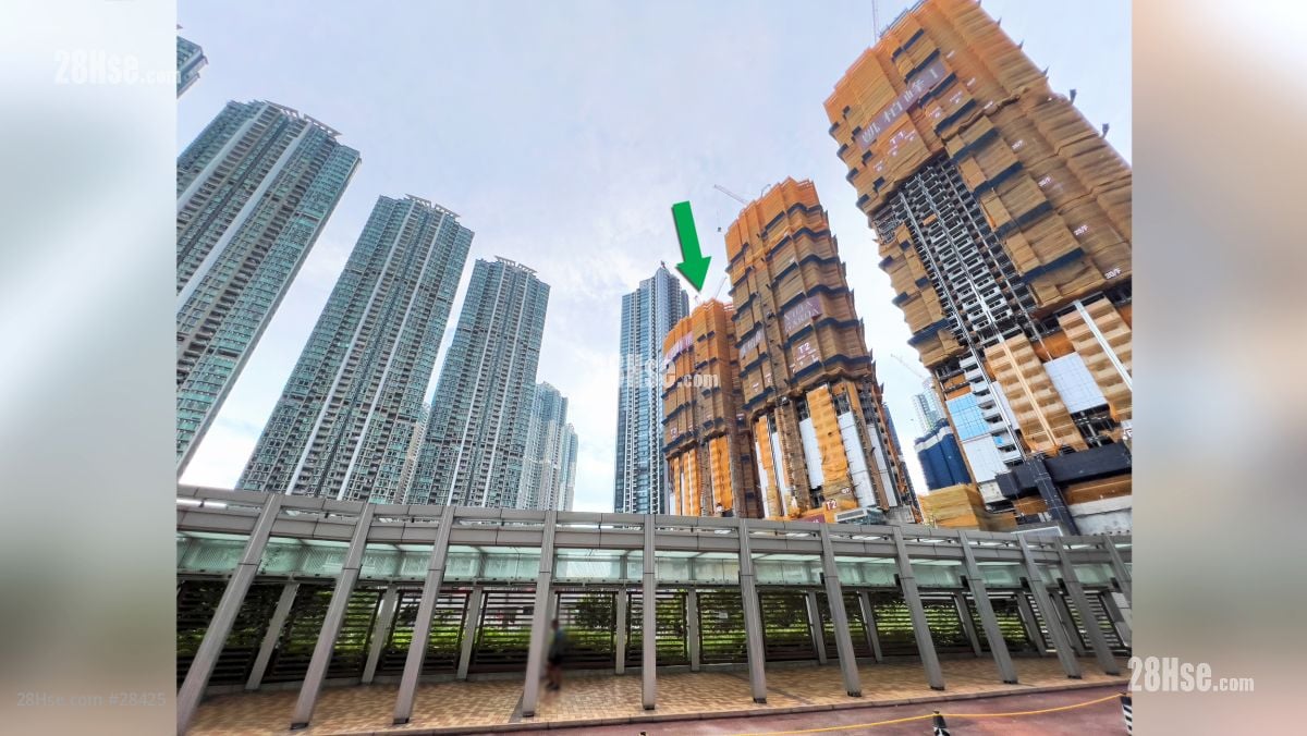 凱柏峰 III 周邊環境: 從日出康城 the Loahas 平台觀看, 項目 (綠色箭嘴部) 鄰近日出康城 1, 2期與 Montara