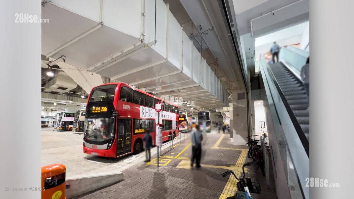 凱柏峰 III 交通: 康城商場底部設有巴士站, 專線小巴站, 的士站