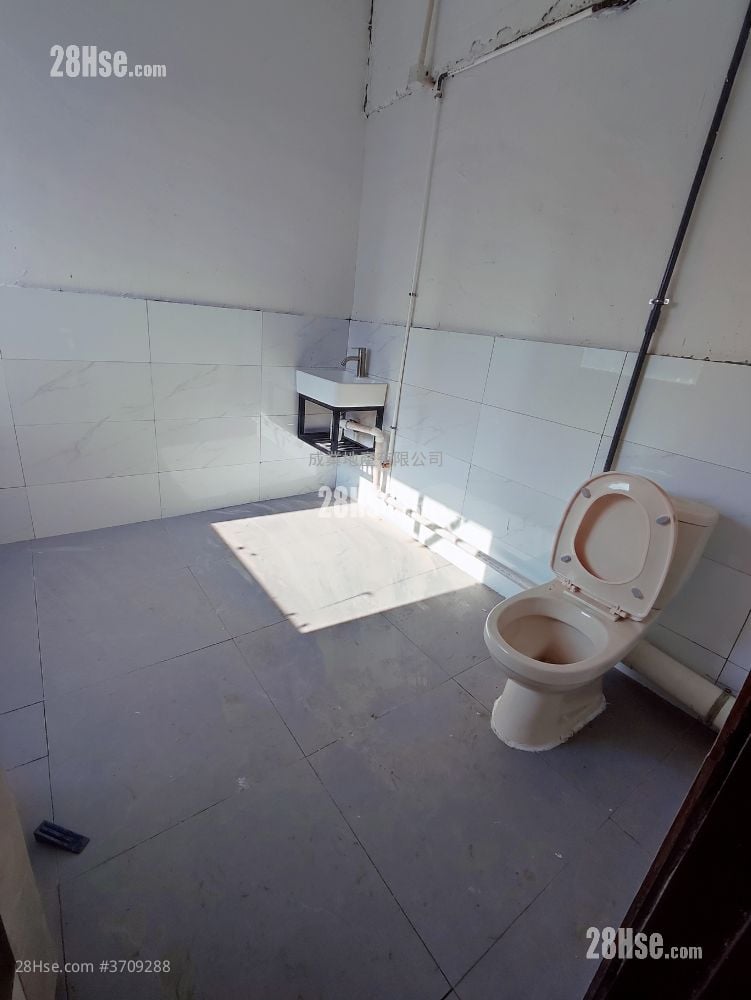 Yee Kuk Industrial Centre Rental 1,900 ft²