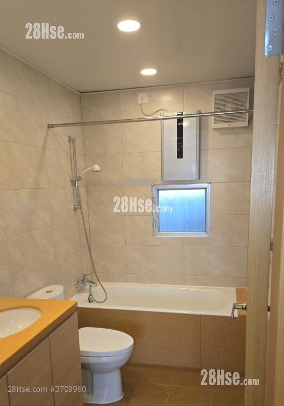 bathroom: The Dahfuldy Rental 3 Bedrooms , 2 Bathrooms 1,514 ft²