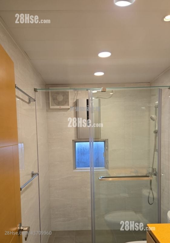 bathroom: The Dahfuldy Rental 3 Bedrooms , 2 Bathrooms 1,514 ft²