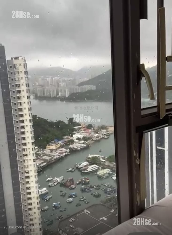 The Spectacle Sell 3 Bedrooms , 2 Bathrooms 736 ft²