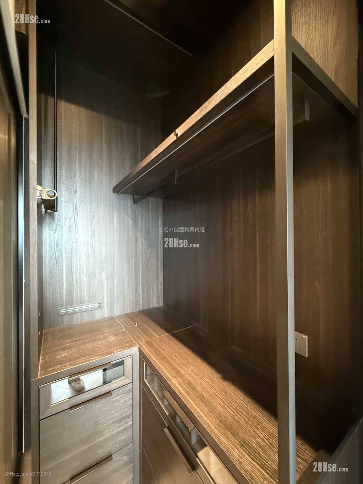 The Henley Sell 379 ft²