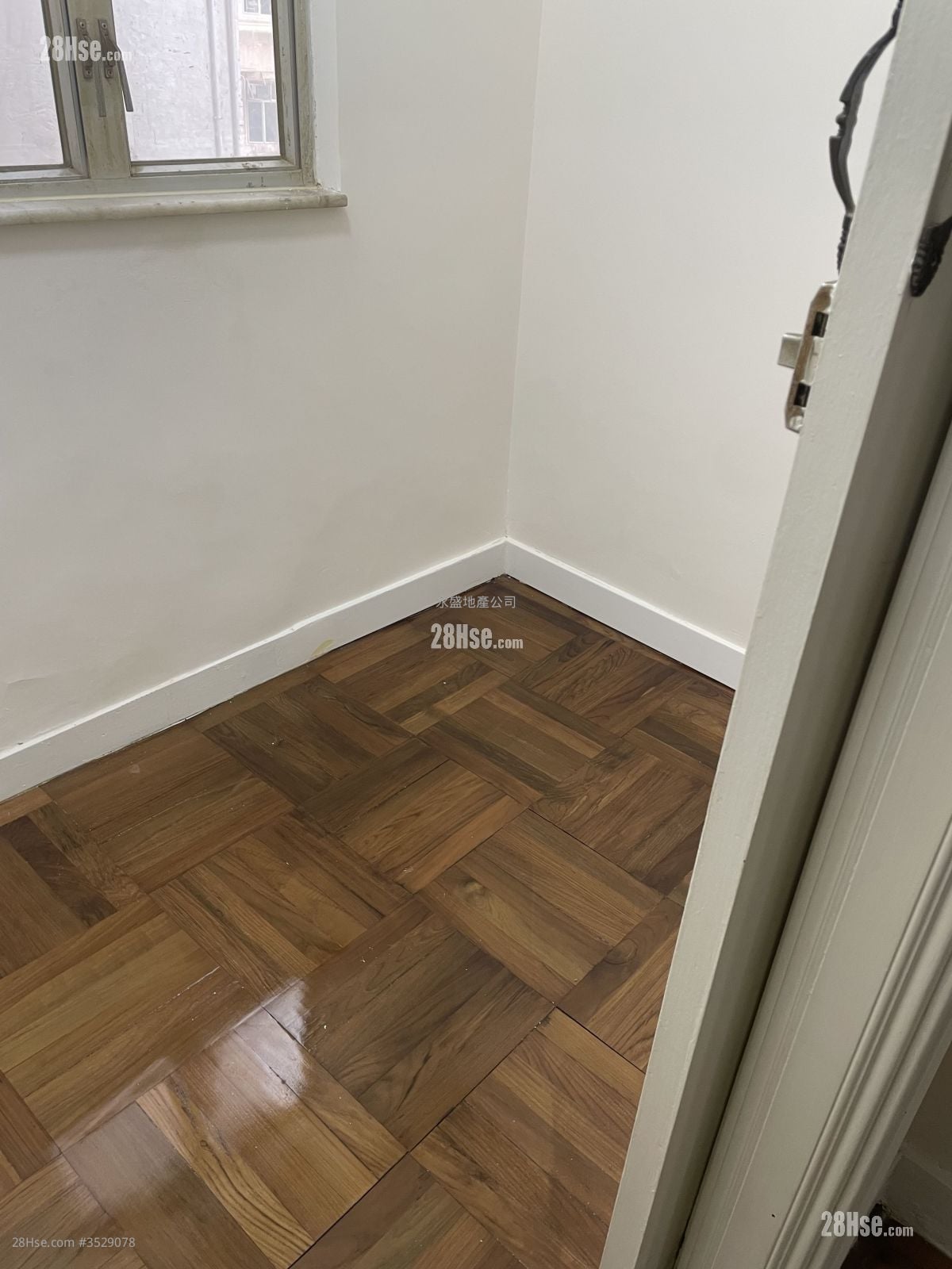 Kwai Lai Building Sell 2 Bedrooms , 1 Bathroom 307 ft²