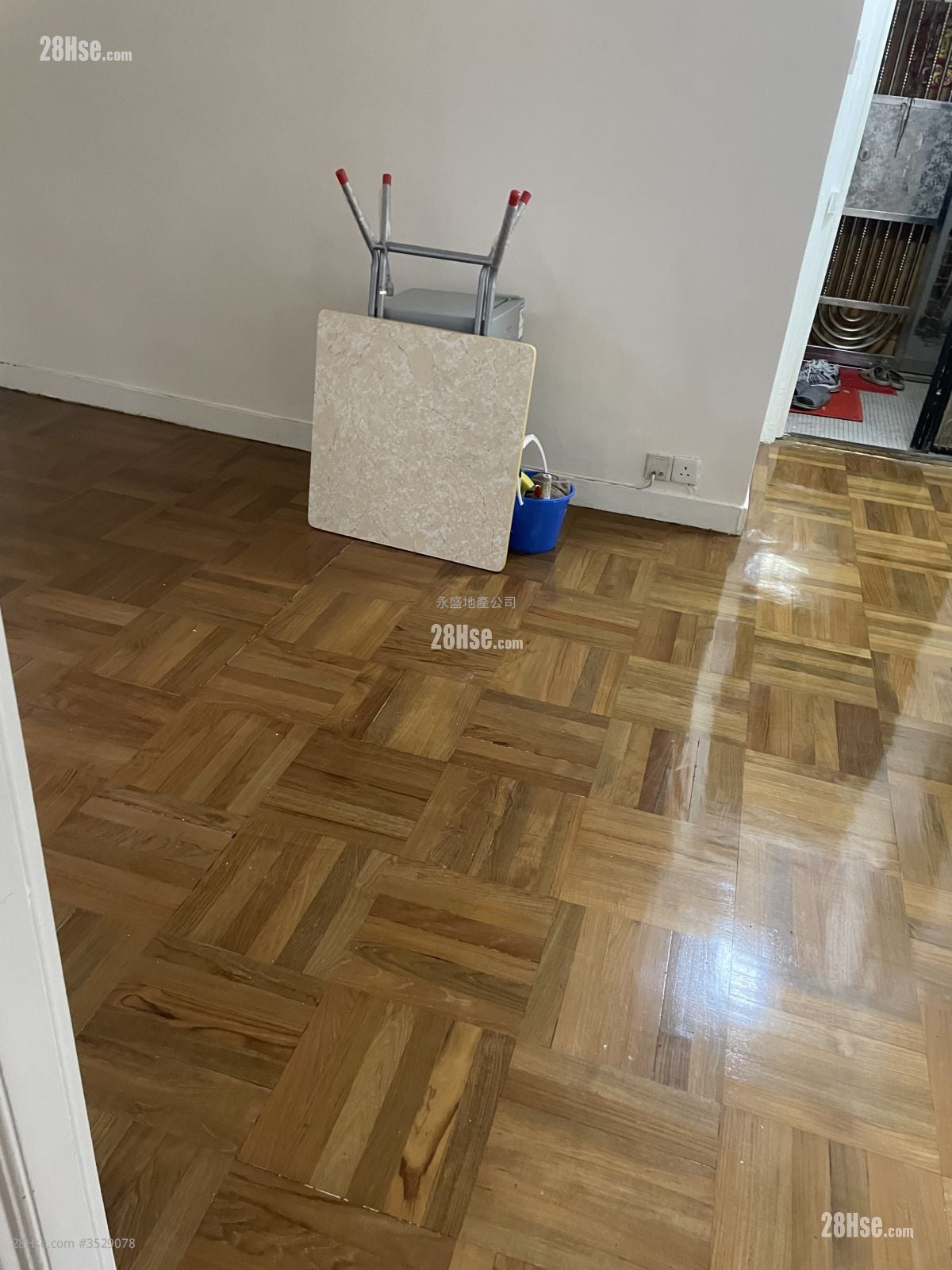 Kwai Lai Building Sell 2 Bedrooms , 1 Bathroom 307 ft²