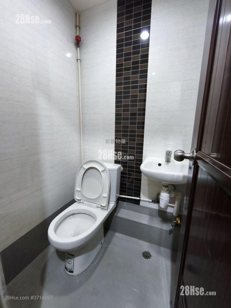 Wah Lung Industrial Building Rental 264 ft²