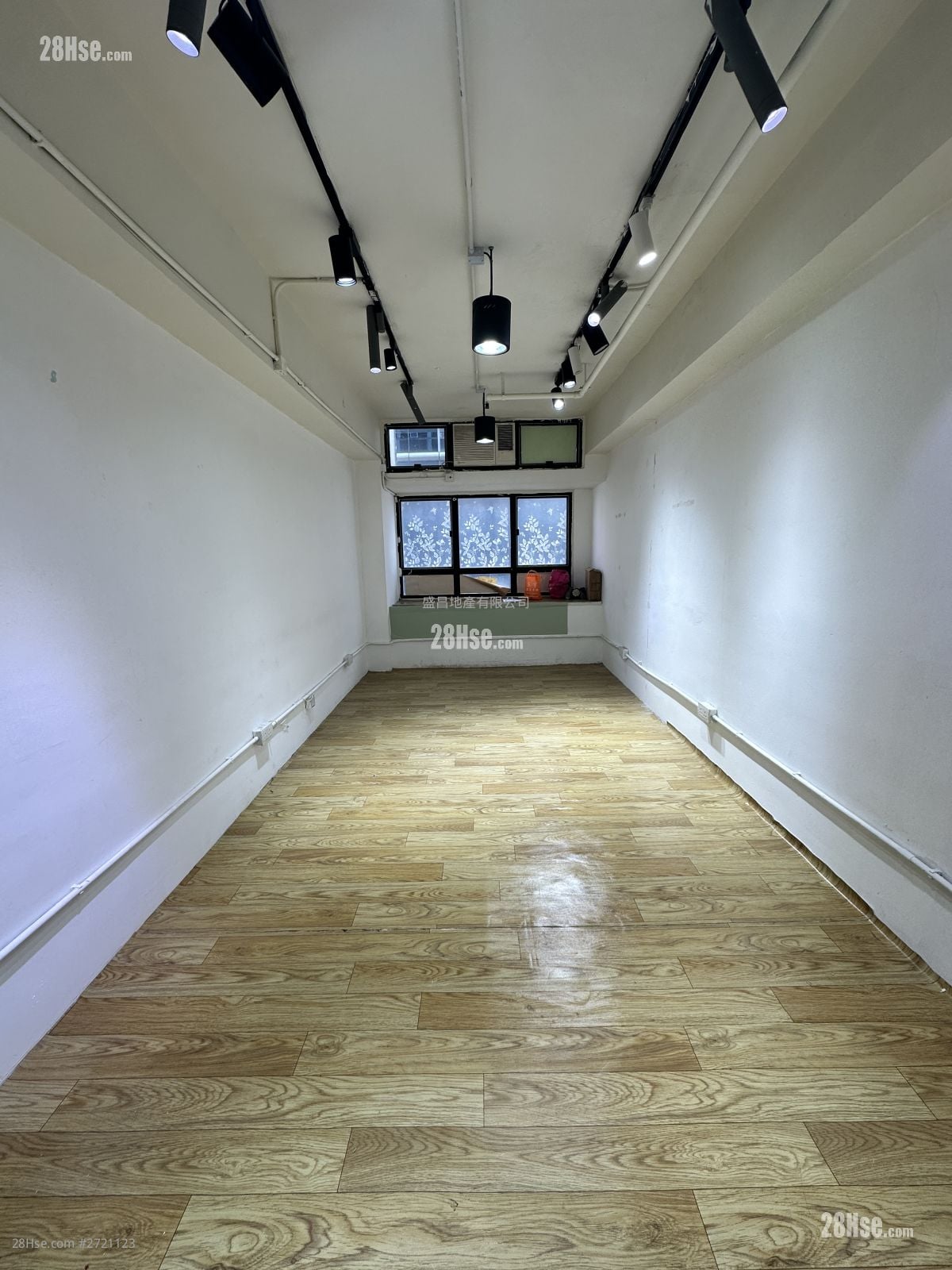 Pakpolee Commercial Centre Rental Studio