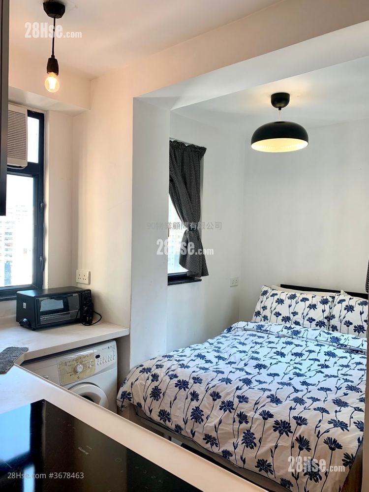 Universal Building Sell 215 ft²