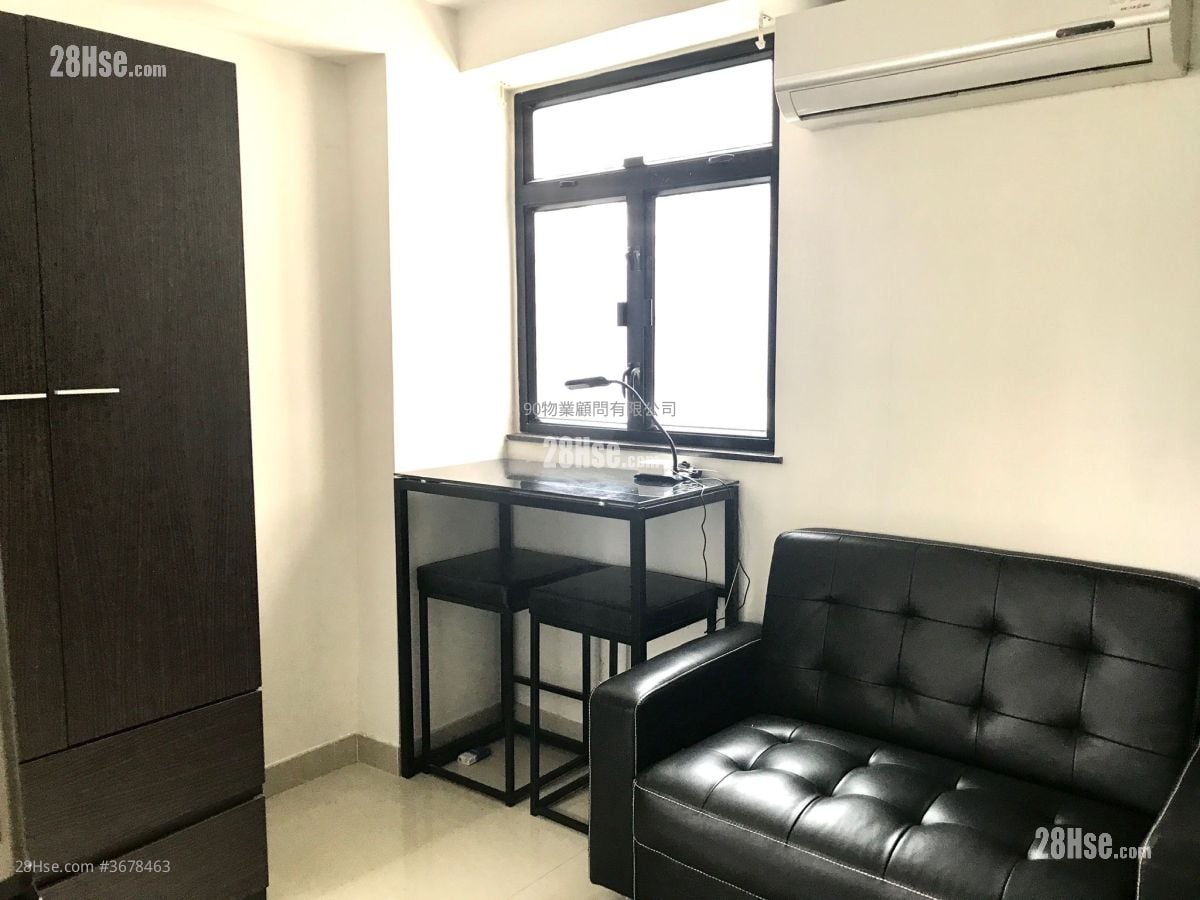 Universal Building Sell 215 ft²