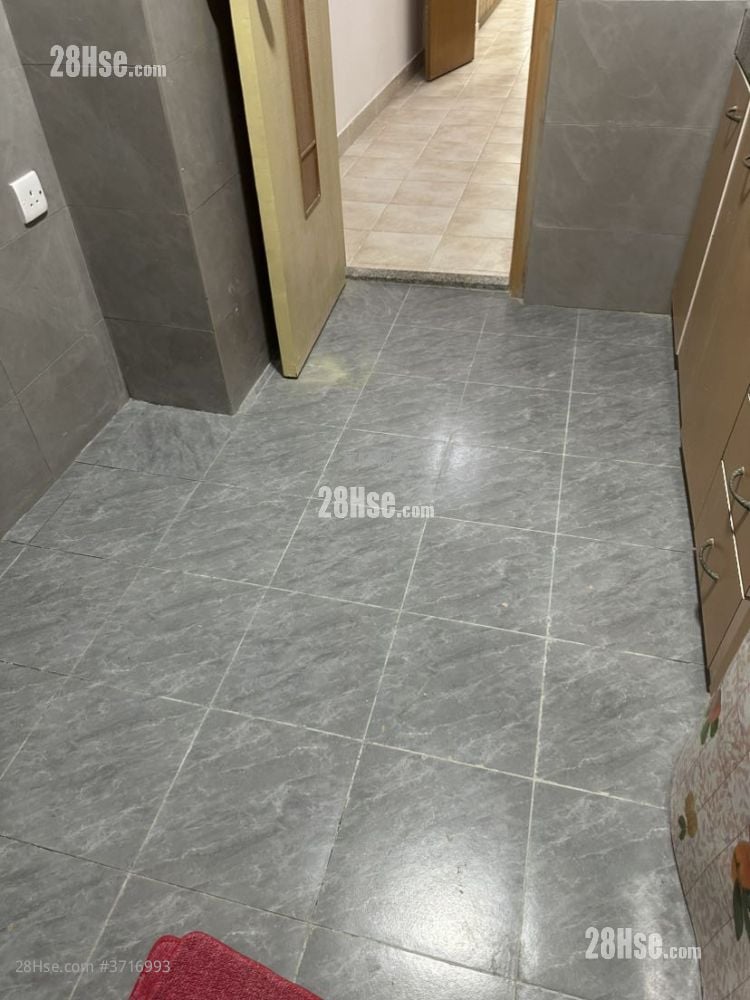 Lung Hong Mansion Sell 3 Bedrooms , 1 Bathroom 714 ft²