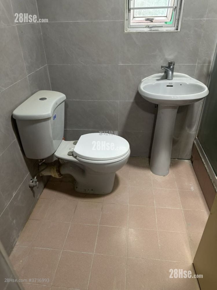 Lung Hong Mansion Sell 3 Bedrooms , 1 Bathroom 714 ft²