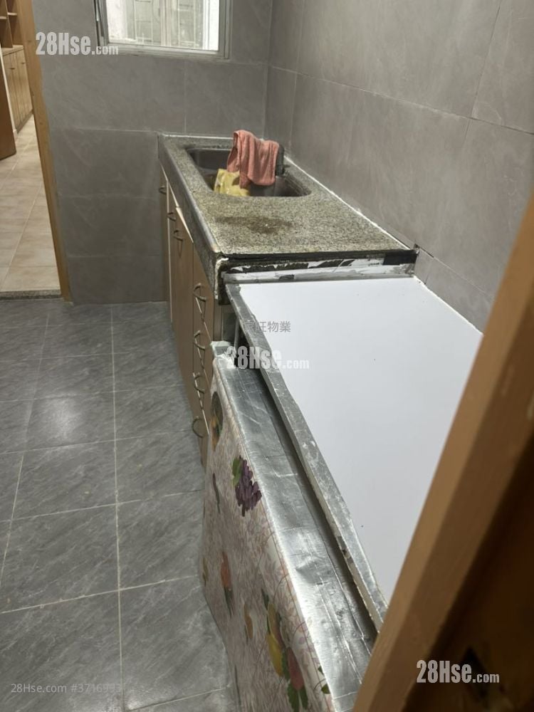 Lung Hong Mansion Sell 3 Bedrooms , 1 Bathroom 714 ft²