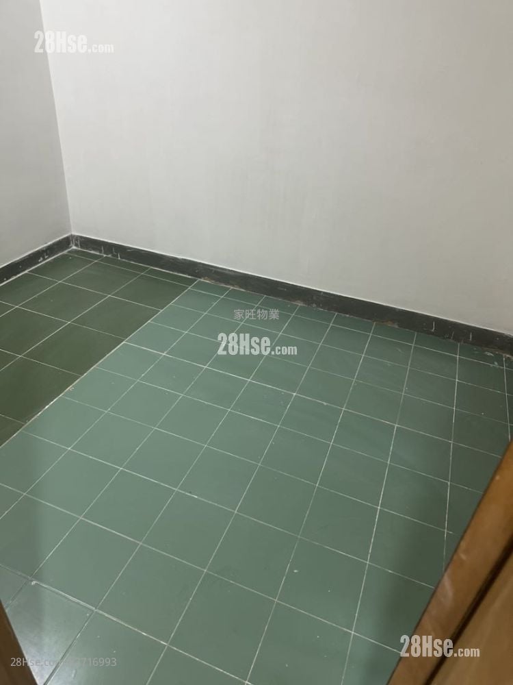Lung Hong Mansion Sell 3 Bedrooms , 1 Bathroom 714 ft²