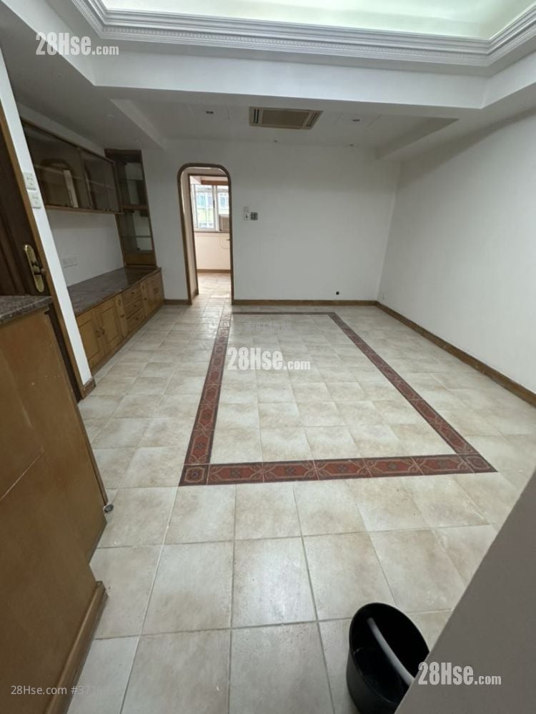 Lung Hong Mansion Sell 3 Bedrooms , 1 Bathroom 714 ft²