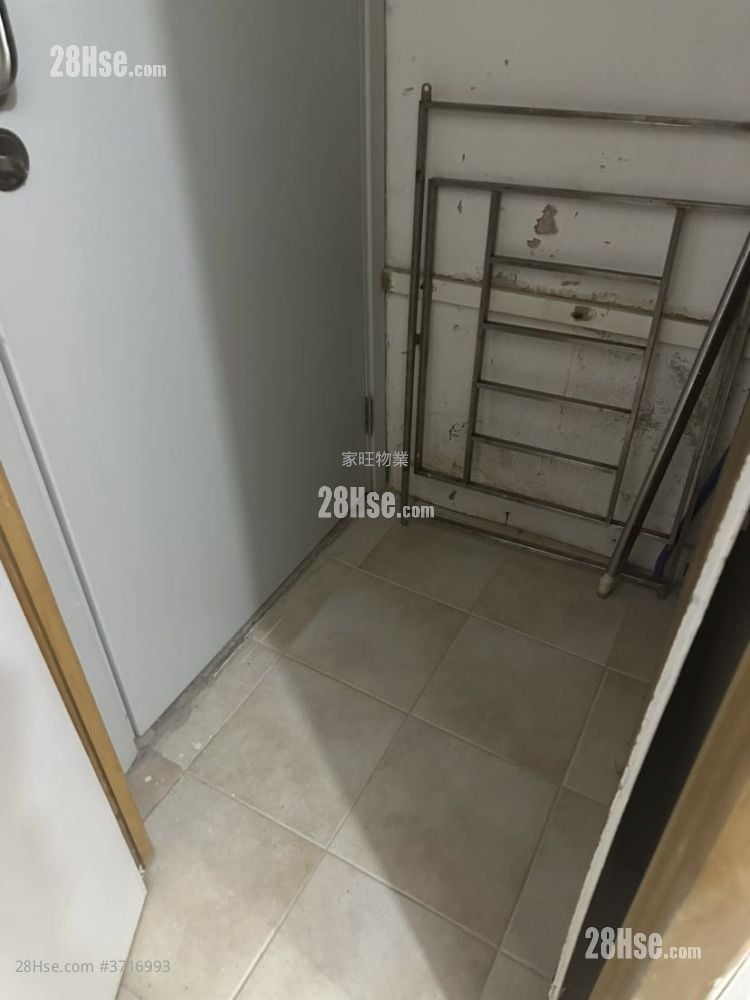 Lung Hong Mansion Sell 3 Bedrooms , 1 Bathroom 714 ft²