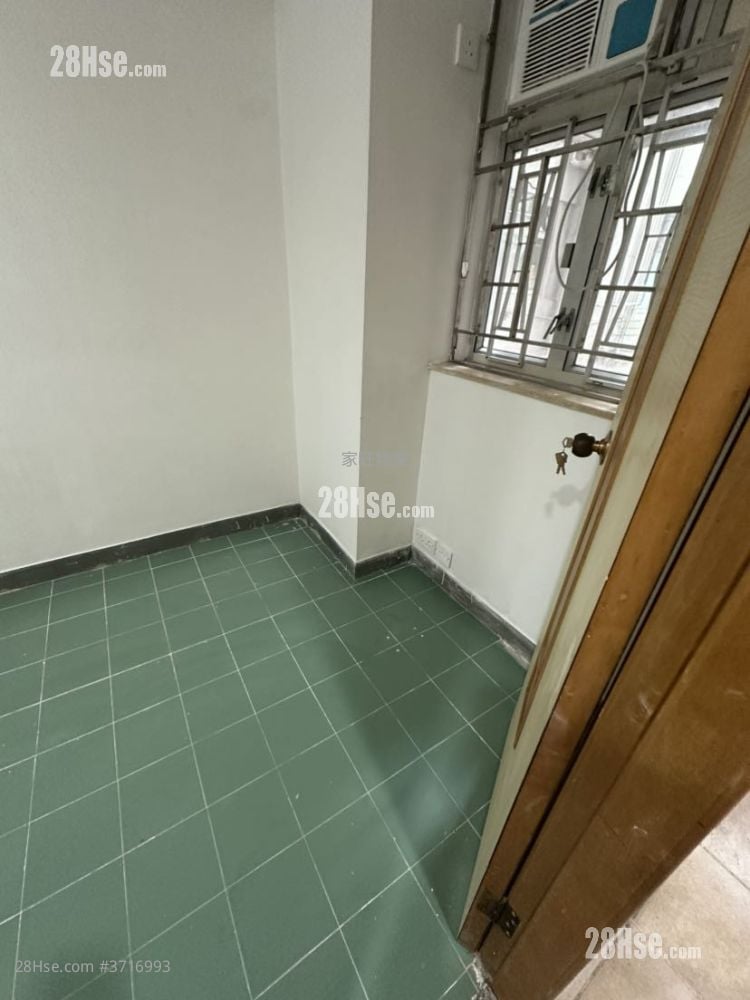Lung Hong Mansion Sell 3 Bedrooms , 1 Bathroom 714 ft²