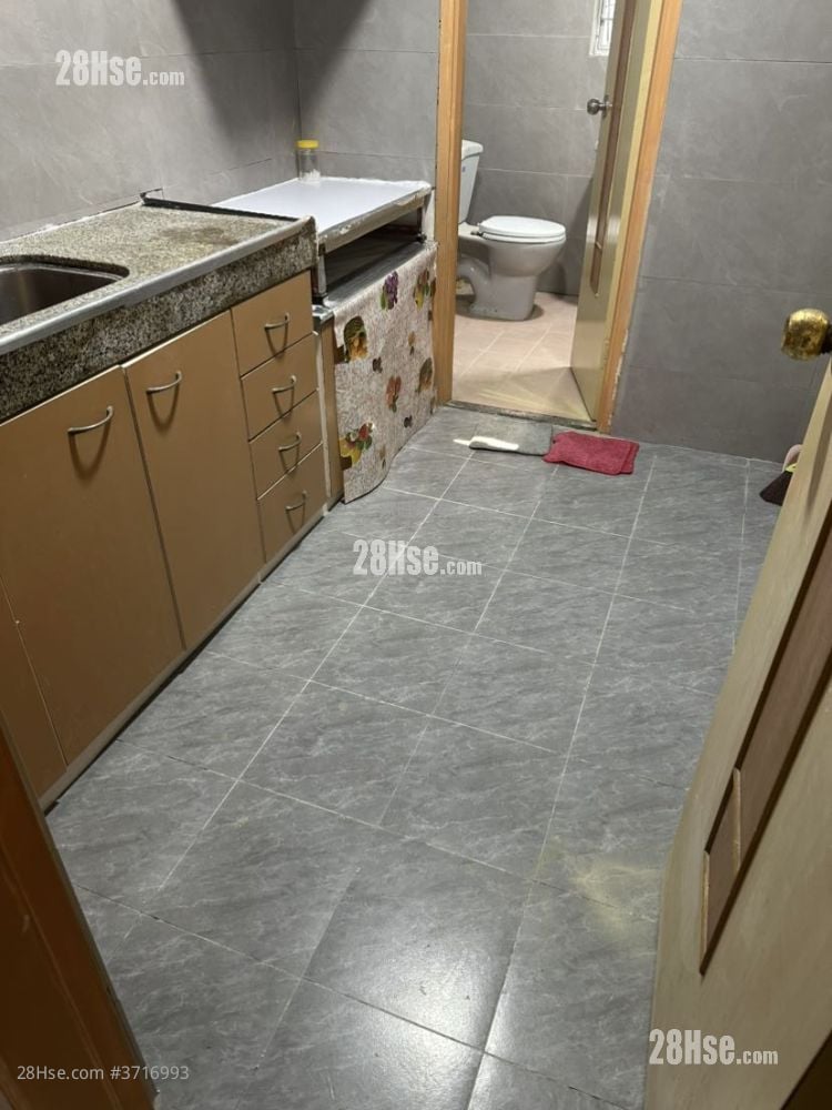 Lung Hong Mansion Sell 3 Bedrooms , 1 Bathroom 714 ft²