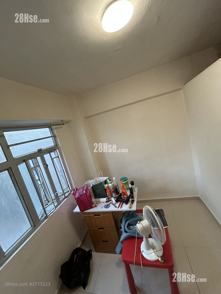 Kwai Fung House Sell 4 Bedrooms 456 ft²